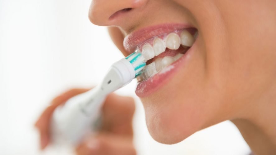 “Twee keer per dag poetsen is niet genoeg” – de visie van tandarts-specialist Hannu Hausen - Lumoral.