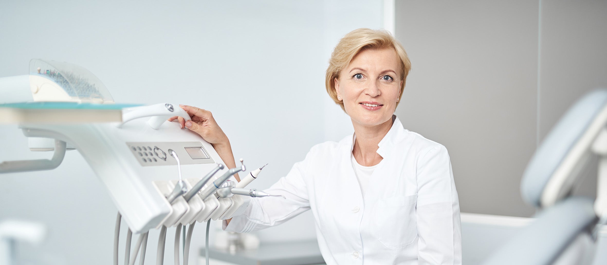 Tandarts met medisch apparatuur voor mondverzorging en welzijn.