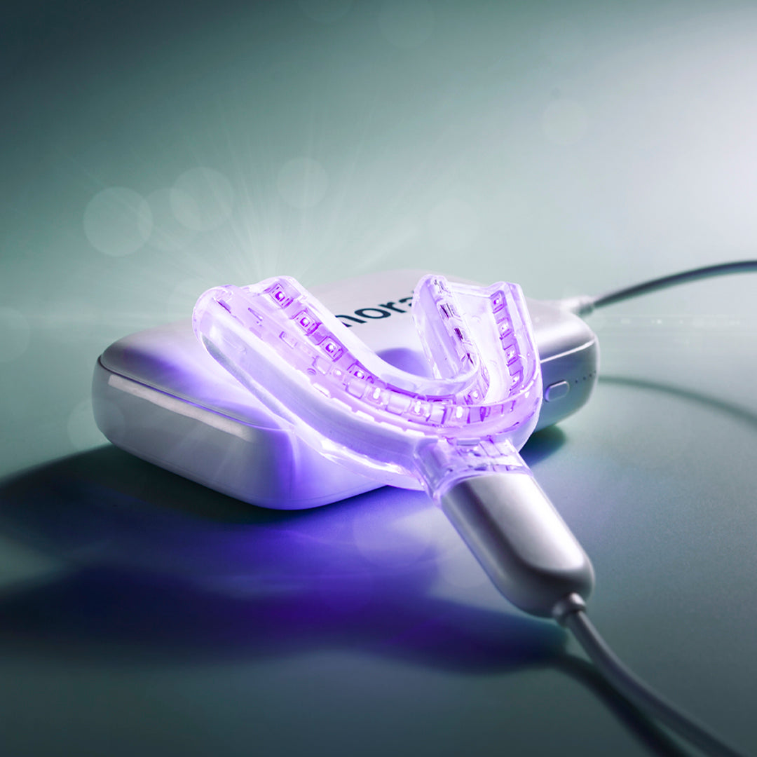 close up van het lumoral mondstuk dat op de externe batterij op tafel ligt