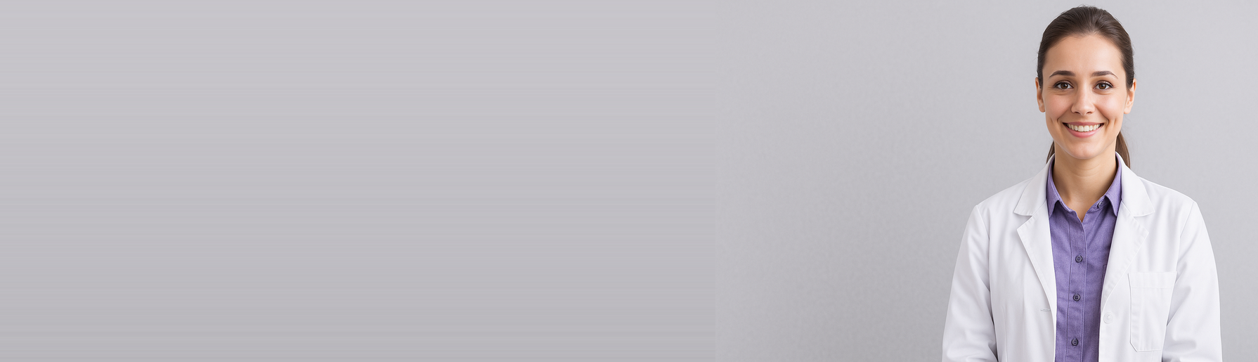 Licht grijze achtergrond met rechts een vrouwelijke dokter die rechtstaat en lacht