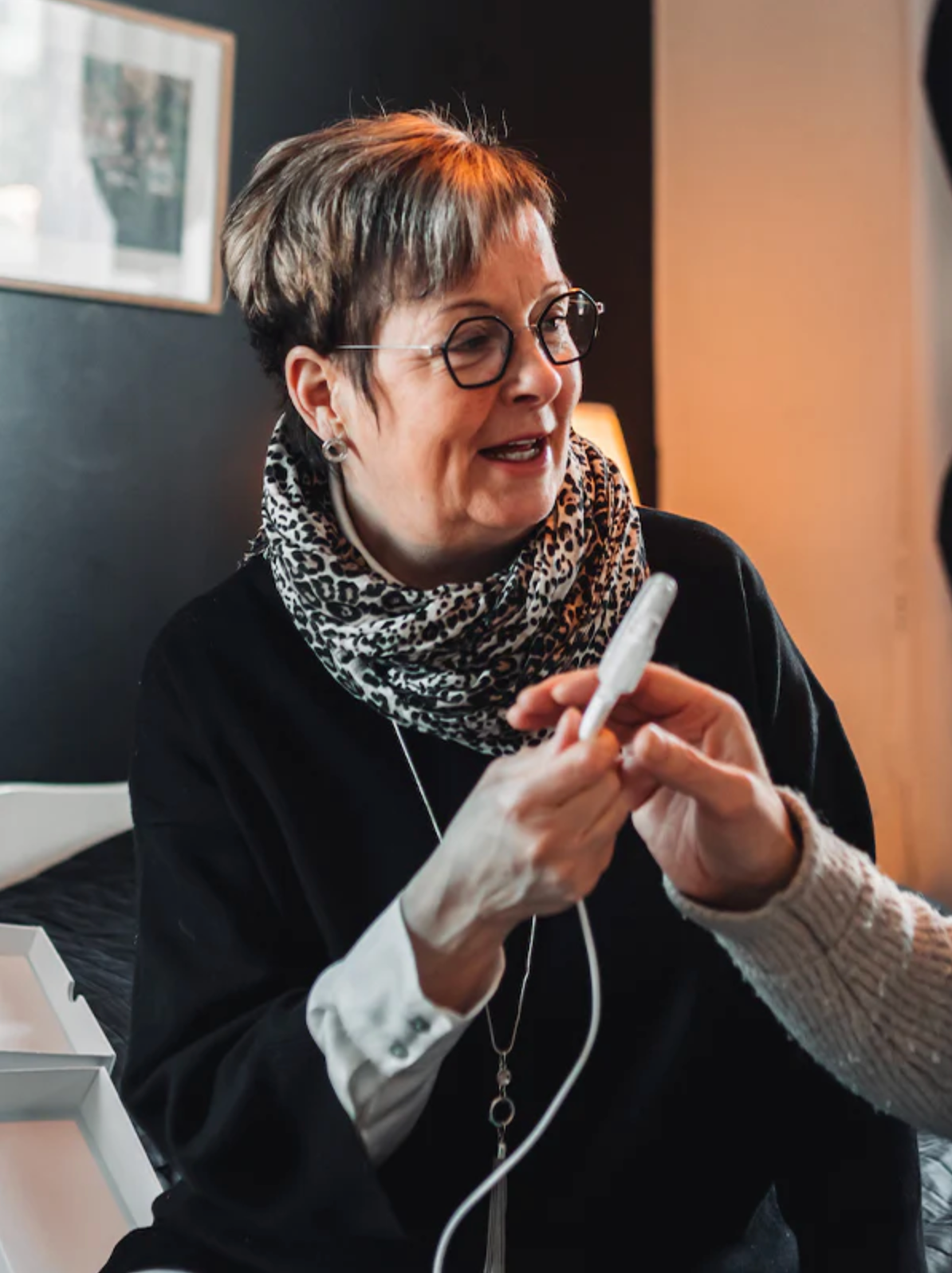 Een vrouw die Lumoral zachtjes in haar handen houdt, als symbool voor balans en welzijn.