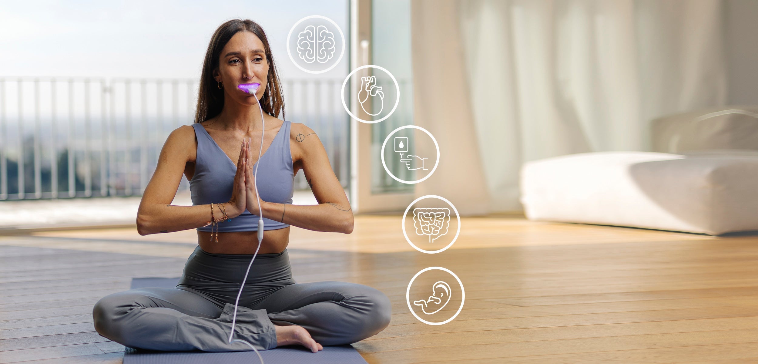 Vrouw gebruikt Lumoral tijdens het beoefenen van yoga.