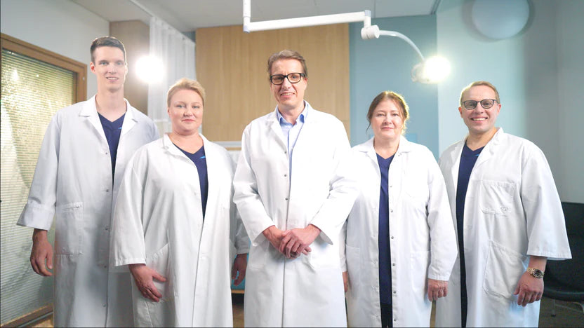 Groepsfoto van een team dat samen staat.