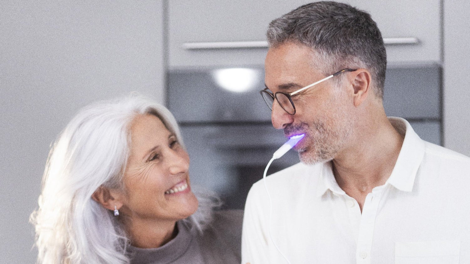 Mondgezondheid en Longevity: waarom een gezonde mond bijdraagt aan gezond ouder worden - Lumoral.