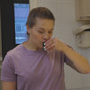 Video van vrouw die behandeling doorloopt: drankje drinken, mondstuk gebruiken en poetsen